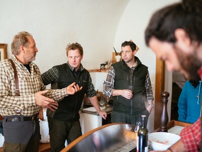 Jäger stehen beisammen | © Urlaub am Bauernhof Kärnten / Daniel Gollner