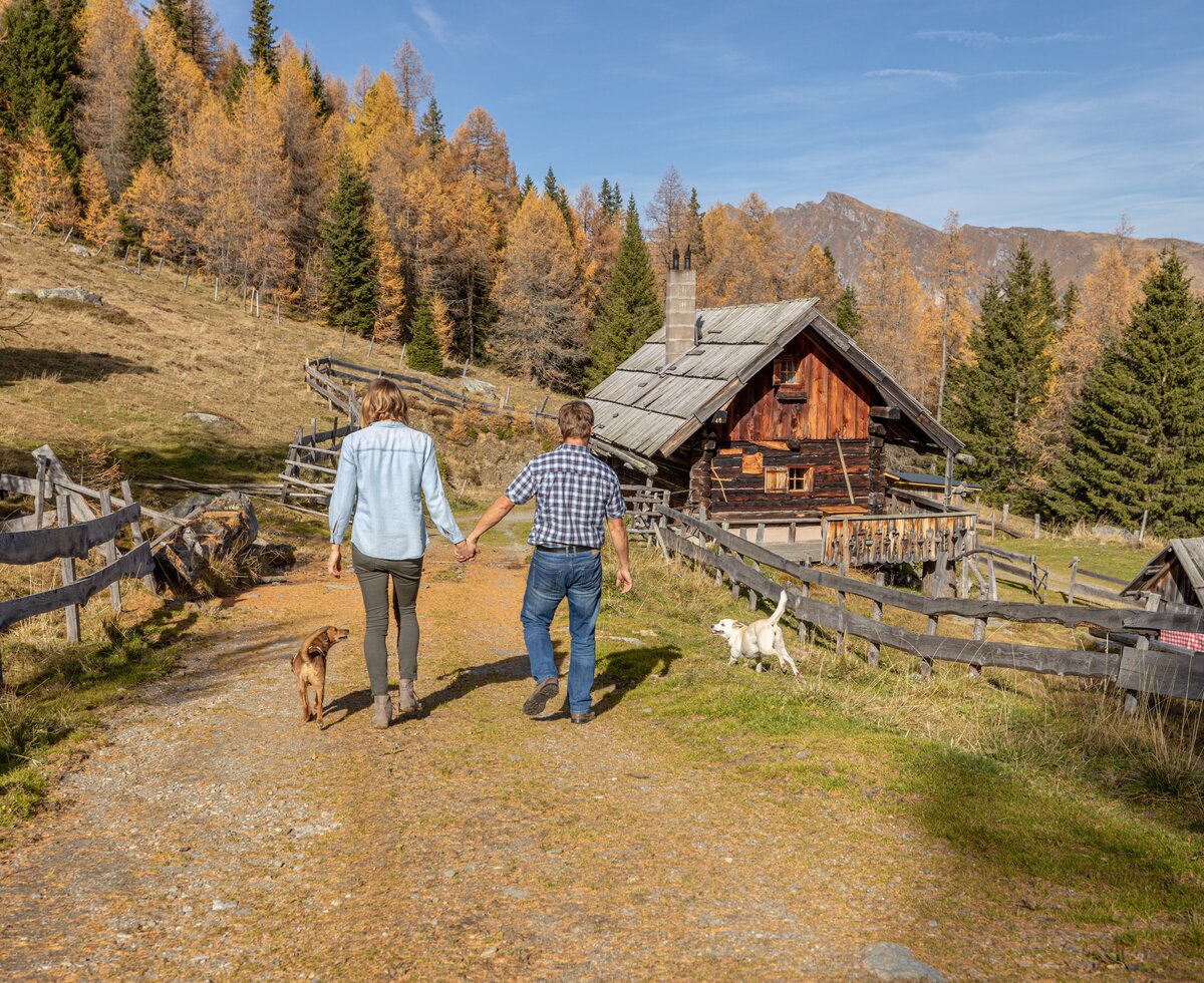 Pärchen spaziert mit den Hunden | © Urlaub am Bauernhof Kärnten/ Achim Mandler Pärchen spaziert mit den Hunden zur Hütte | © Urlaub am Bauernhof Kärnten/ Achim Mandler
