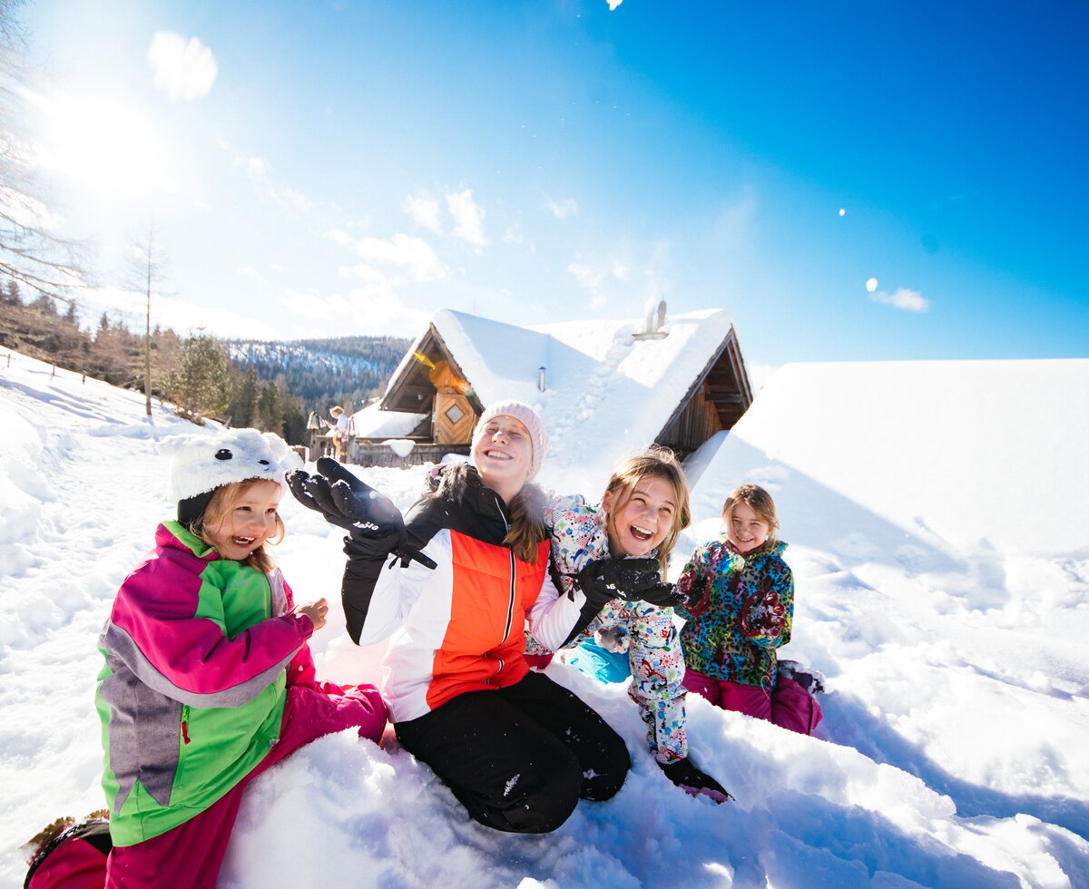 Kids haben Spaß | © Urlaub am Bauernhof Kärnten / Daniel Gollner Kinder spielen im Schnee auf der Alm | © Urlaub am Bauernhof Kärnten / Daniel Gollner
