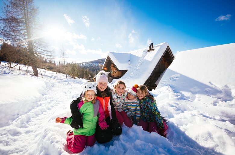 Kinder sitzen im Schnee in Kärnten | © Urlaub am Bauernhof Kärnten / Daniel Gollner