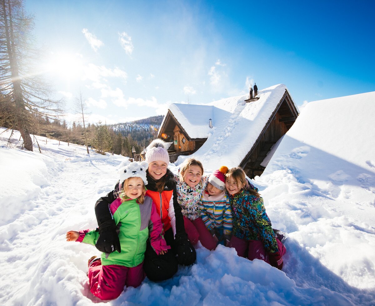 Kinder spielen im Schnee | © Urlaub am Bauernhof Kärnten / Daniel Gollner Kinder sitzen im Schnee in Kärnten | © Urlaub am Bauernhof Kärnten / Daniel Gollner