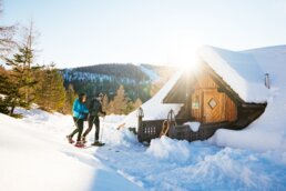 Schneeschuhwanderer erreichen die Almhütte  | © Daniel Gollner