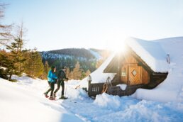 Schneeschuhwanderer erreichen die Almhütte  | © Daniel Gollner
