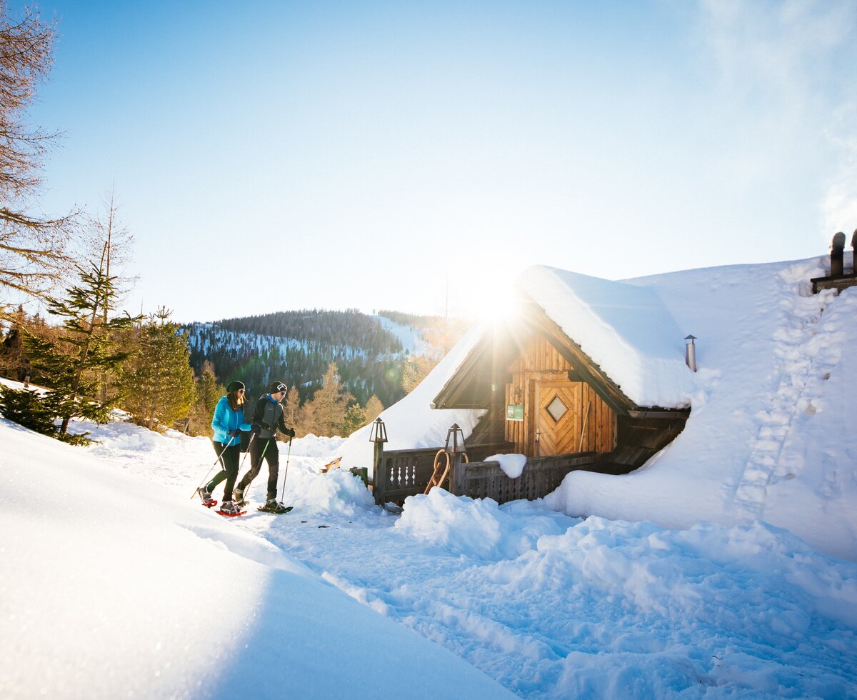 Sanfter Winter auf der Alm | © Daniel Gollner Schneeschuhwanderer erreichen die Almhütte | © Daniel Gollner