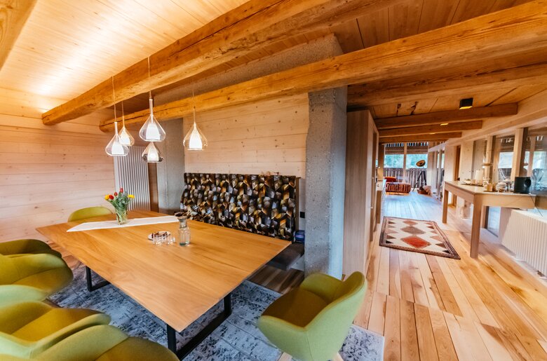 Esszimmer mit Esstisch | © Urlaub am Bauernhof Kärnten / Daniel Gollner Esszimmer mit Esstisch modern dekoriert | © Urlaub am Bauernhof Kärnten / Daniel Gollner