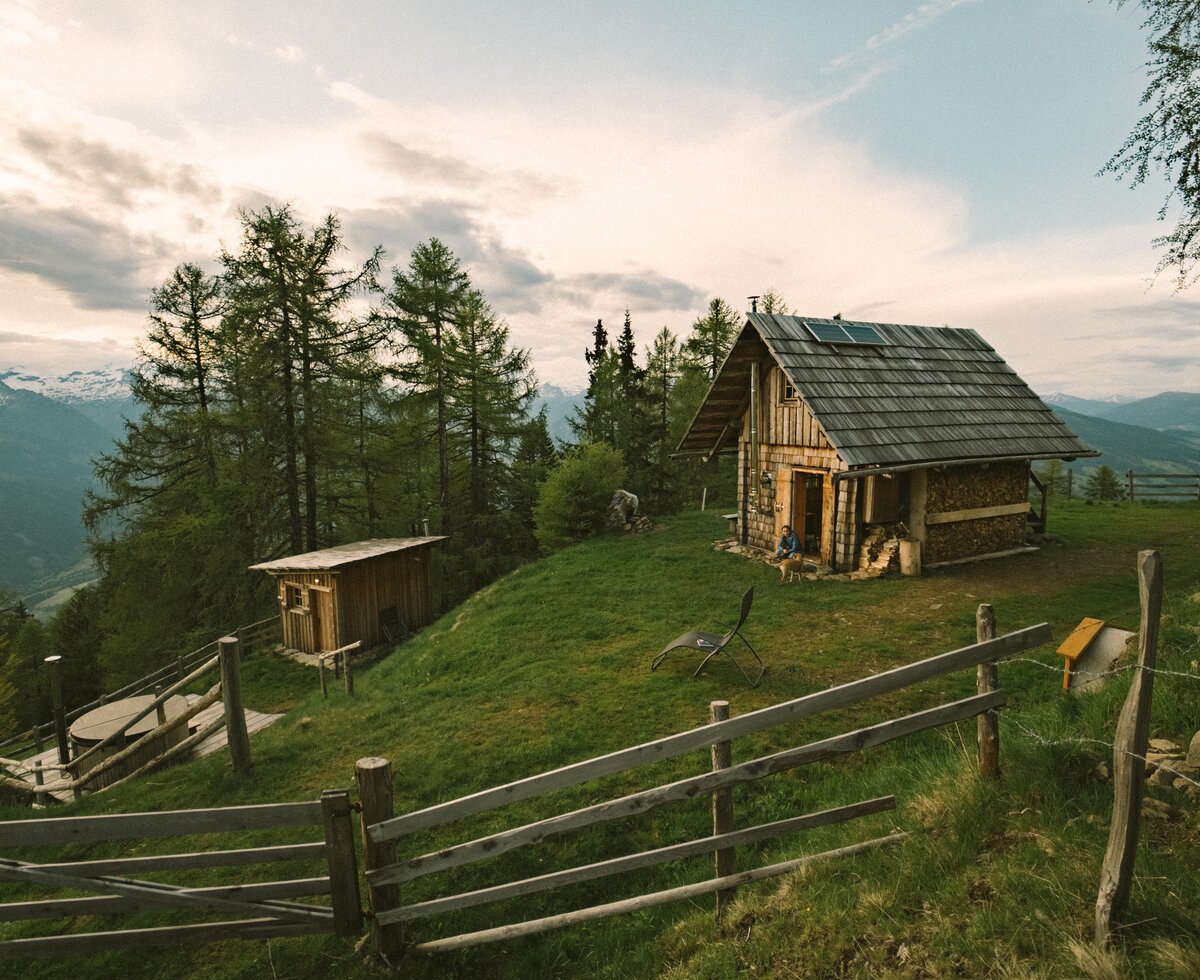 Die Kleine Almhütte von außen | © Urlaub am Bauernhof / Daniel Gollner Die Kleine Almhütte von außen in ruhiger Stimmung | © Urlaub am Bauernhof / Daniel Gollner
