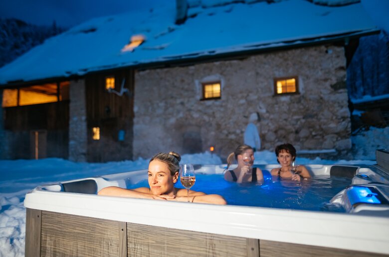 Frau genießt die Zeit im Whirlpool | © Urlaub am Bauernhof / Daniel Gollner