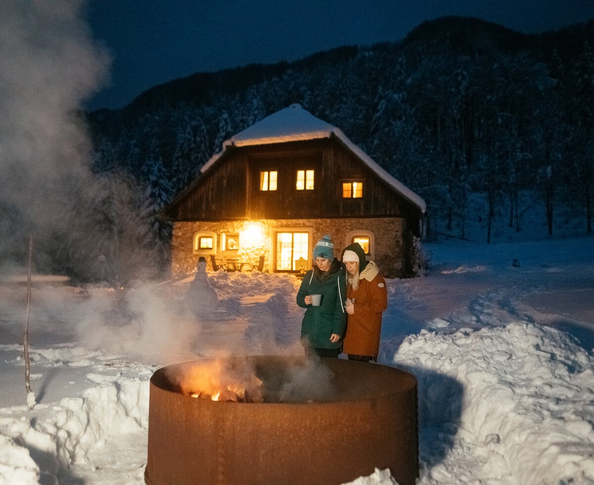 Mädels wärmen sich bei der Feuerschale auf | © Urlaub am Bauernhof / Daniel Gollner