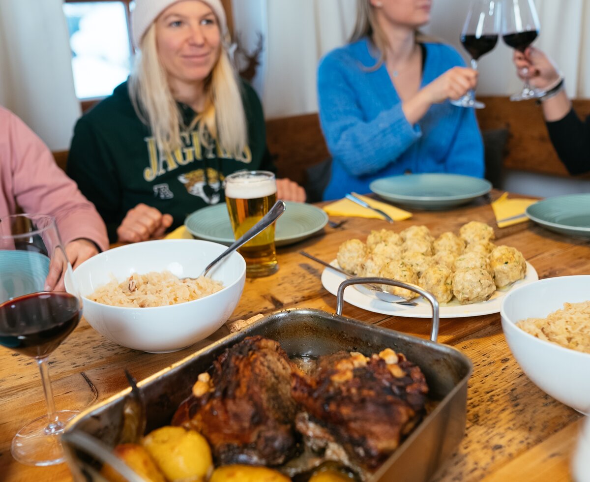 Schweinsbraten am Tisch | © Daniel Gollner / Urlaub am Bauernhof Kärnten