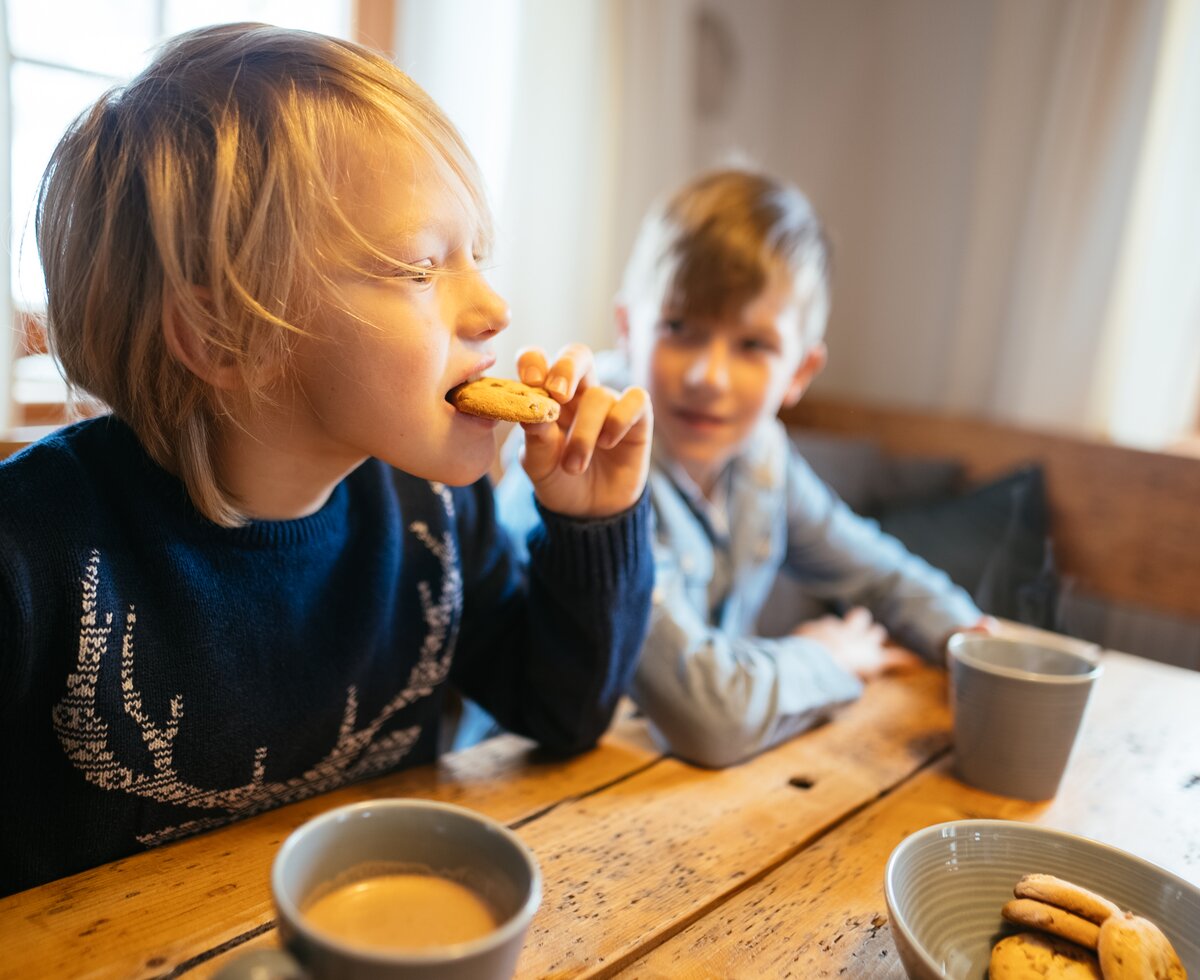 Kind isst Kekse | © Daniel Gollner / Urlaub am Bauernhof Kärnten Kind isst Kekse | © Daniel Gollner / Urlaub am Bauernhof Kärnten