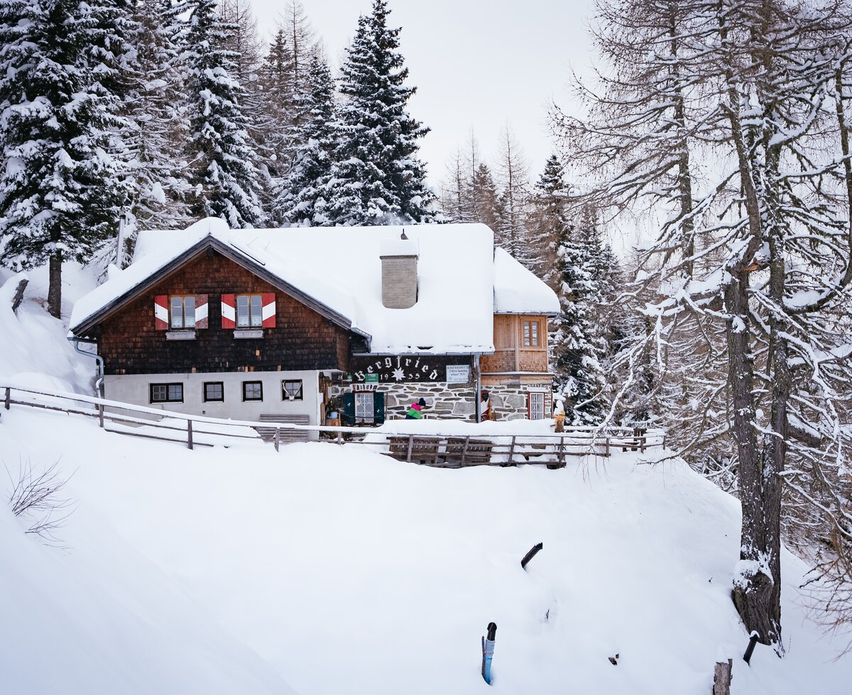 Almhütte im Schnee | © Urlaub am Bauernhof Kärnten/ Daniel Gollner Almhütte Bergfried im Schnee | © Urlaub am Bauernhof Kärnten/ Daniel Gollner
