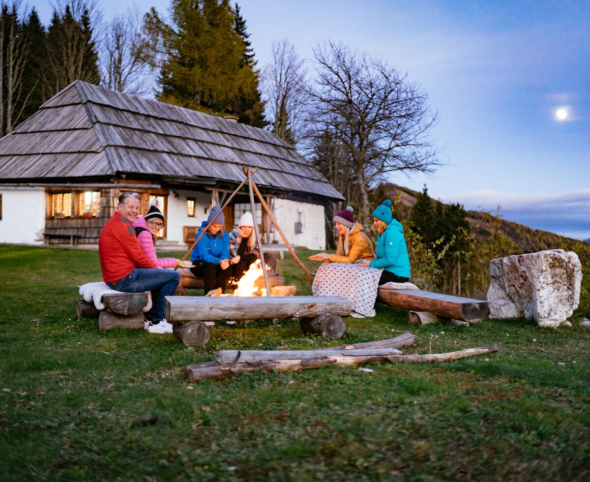 Freunde sitzen am Lagerfeuer vor der Hütte | © Urlaub am Bauernhof Kärnten/ Daniel Gollner