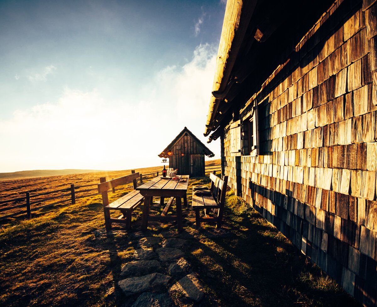 Almhütte im Herbst | © Urlaub am Bauernhof Kärnten/ Daniel Gollner Abendliche Herbstsonne scheint auf Almütte in Kärnten | © Urlaub am Bauernhof Kärnten/ Daniel Gollner