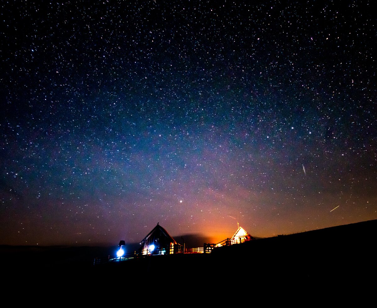 Sternenhimmel über der Almhütte auf der Alm in Kärnten | © Urlaub am Bauernhof Kärnten/ Daniel Gollner 