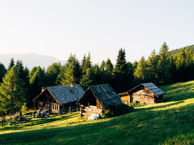 Almhütte im Morgenlicht eingebettet in die sanften Hügel der Berge | © Urlaub am Bauernhof Kärnten / Daniel Gollner