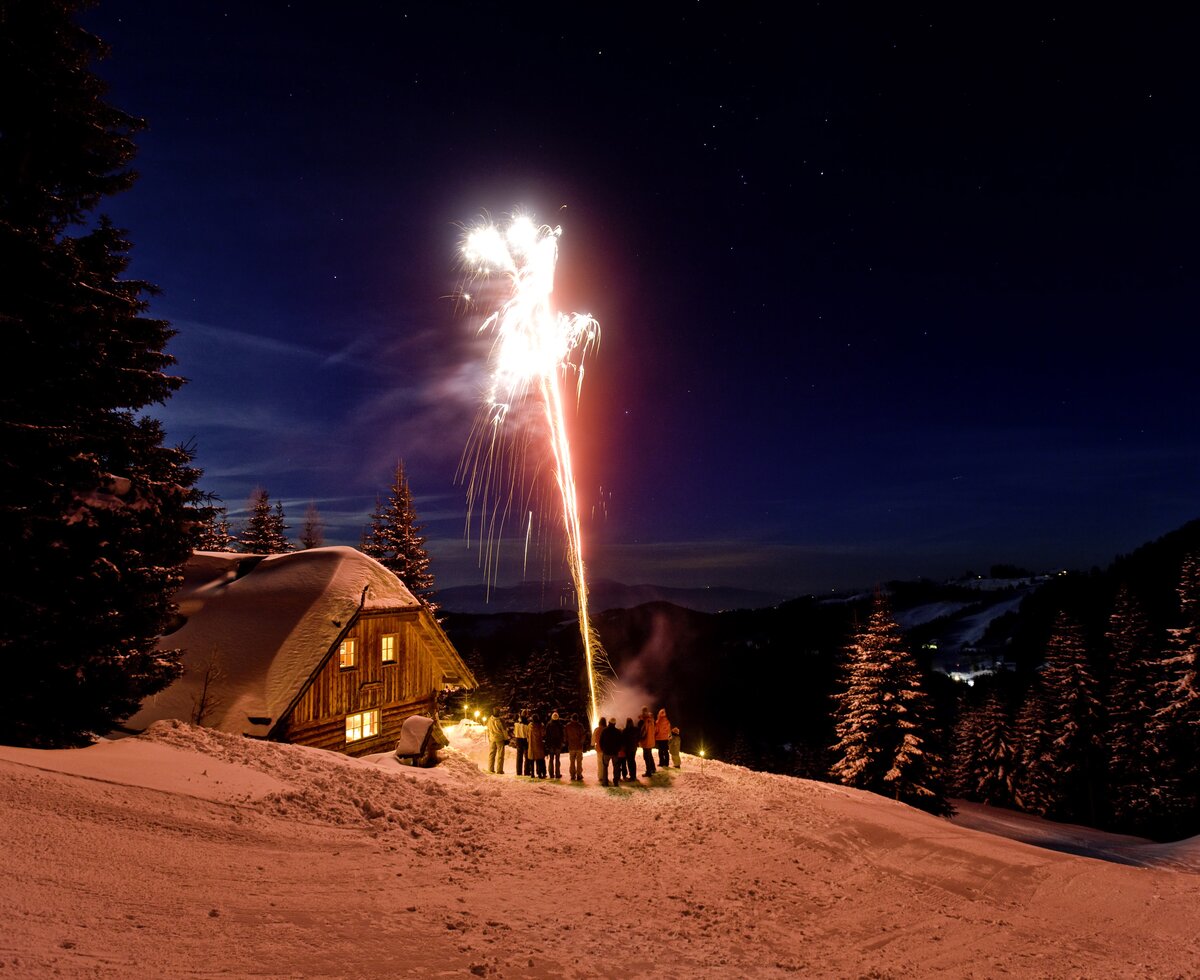Silvester auf der Alm | © Urlaub am Bauernhof/ Tom Lamm Feuerwerk wird vor der Almhütte bei Nacht in Kärnten gezündet | © Urlaub am Bauernhof/ Tom Lamm