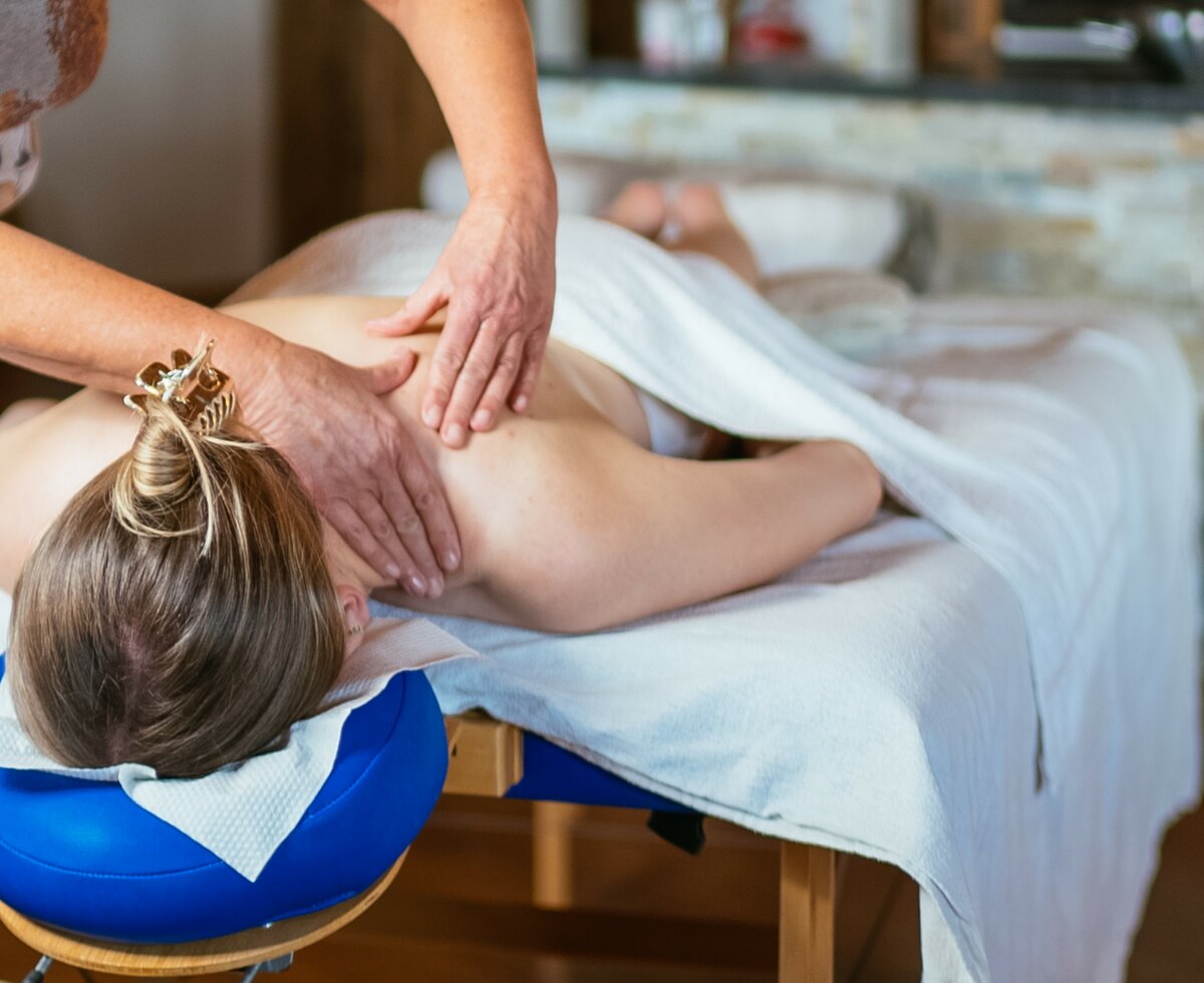 Massage am Bauernhof | © Urlaub am Bauernhof Kärnten / Daniel Gollner Frau wird massiert am Bauernhof in Kärnten | © Urlaub am Bauernhof Kärnten / Daniel Gollner