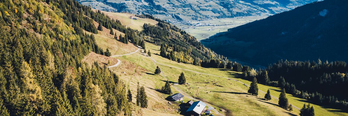 Drrohnenaufnahme der Astenhütte mit Blick ins Tal | © Urlaub am Bauernhof Salzburg / Daniel Gollner 
