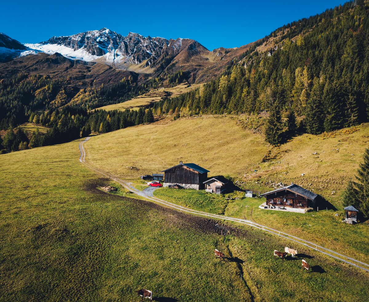 Astenhütte von oben | © Urlaub am Bauernhof Salzburg / Daniel Gollner Almhütte Astenhütte aufgenommen von oben | © Urlaub am Bauernhof Salzburg / Daniel Gollner