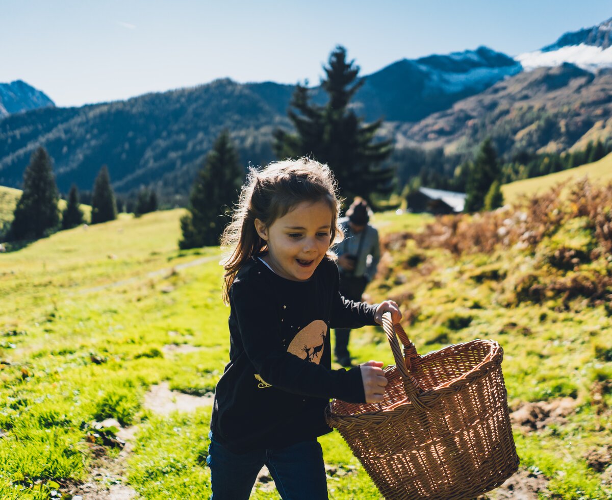 Kind mit Korb zum Schwammerl sammeln unterwegs | © Urlaub am Bauernhof Salzburg / Daniel Gollner 