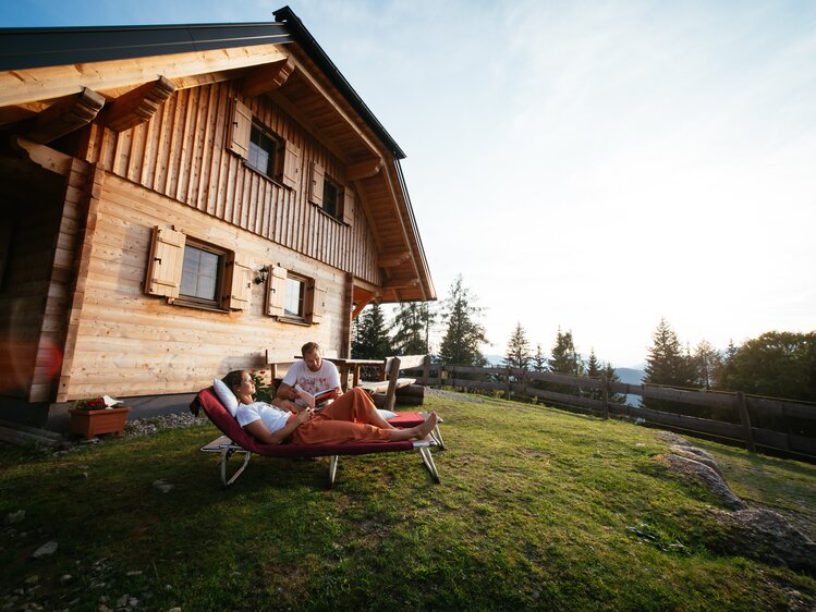 Paar sitzt auf Liegestühlen vor der Hütte | © Urlaub am Bauernhof Steiermark / Daniel Gollner