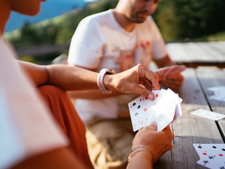 Personen spielen mit Karten | © Urlaub am Bauernhof Steiermark / Daniel Gollner 