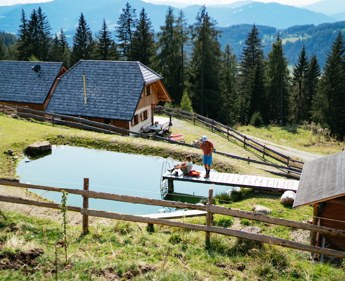 Hütte mit Badeteich und Steg auf dem Paar steht | © Urlaub am Bauernhof Steiermark / Daniel Gollner 