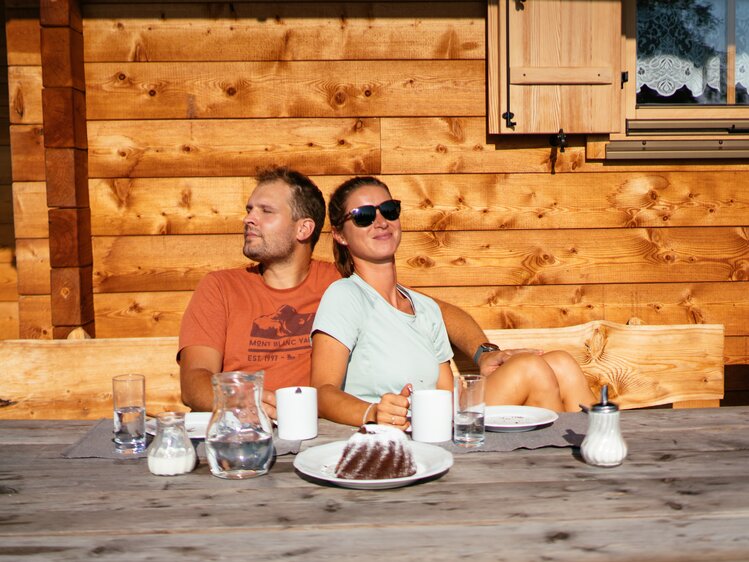 Paar genießt Kaffe und Kuchen direkt vor der Almhütte | ©  Urlaub am Bauernhof Steiermark / Daniel Gollner 