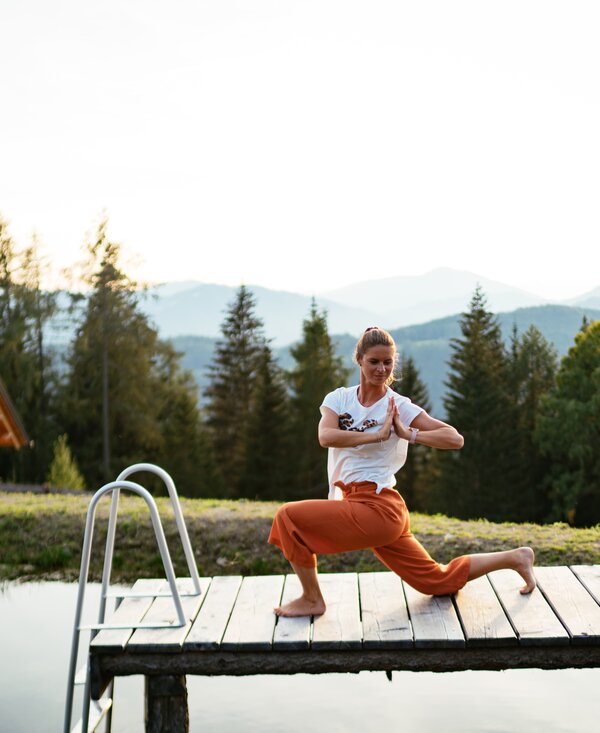Frau macht Yoga am Hüttenteich am Steg | © Urlaub am Bauernhof Steiermark / Daniel Gollner 