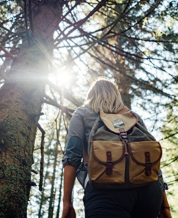 Frau mit Urlaub auf der Alm-Rucksack im Wald | © Urlaub am Bauernhof Steiermark / Daniel Gollner 