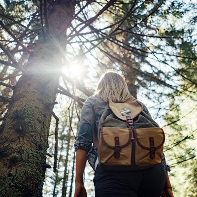 Frau mit Urlaub auf der Alm-Rucksack im Wald | © Urlaub am Bauernhof Steiermark / Daniel Gollner 
