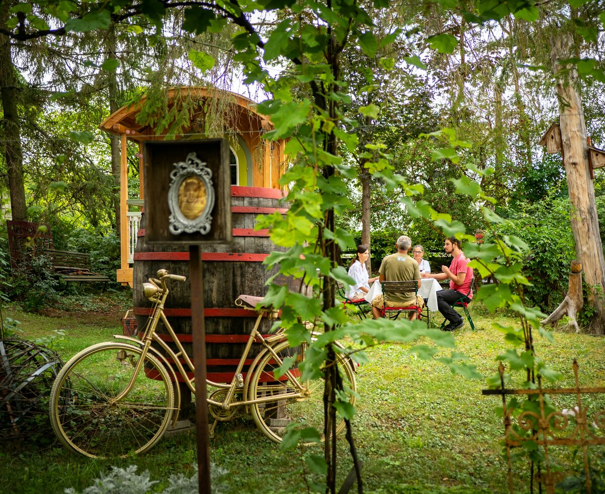 Weinverkostung im künstlerischen Ambiente | © Burgenland Tourismus GmbH / Andreas Hafenscher Weinverkostung im künstlerischen Ambiente | © Burgenland Tourismus GmbH / Andreas Hafenscher