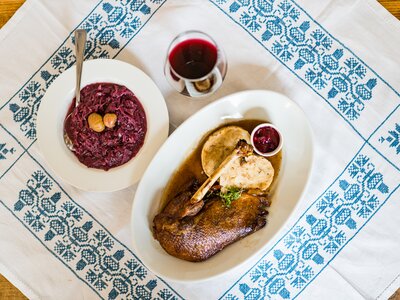 Traditioneller Gansl-Braten | © Burgenland Tourismus GmbH / Birgit Machtinger Traditioneller Gansl-Braten | © Burgenland Tourismus GmbH / Birgit Machtinger