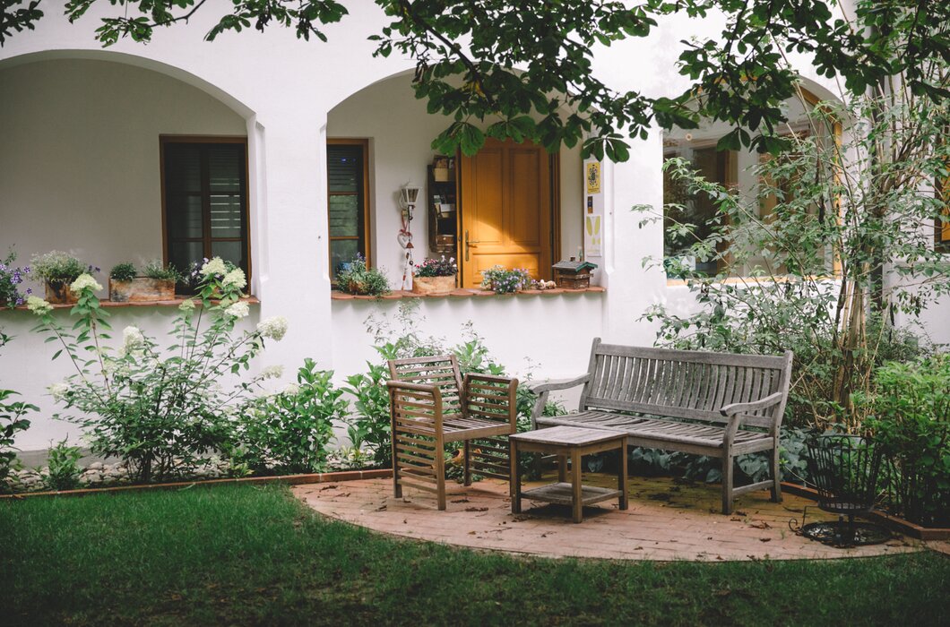 Holzmöbel im Innenhof | © Urlaub am Bauernhof Burgenland / Julia Reiterics 