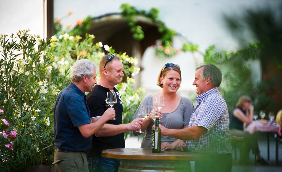 Weinverkostung mit dem Winzer im Freien | © Urlaub am Bauernhof Burgenland / Andi Bruckner 