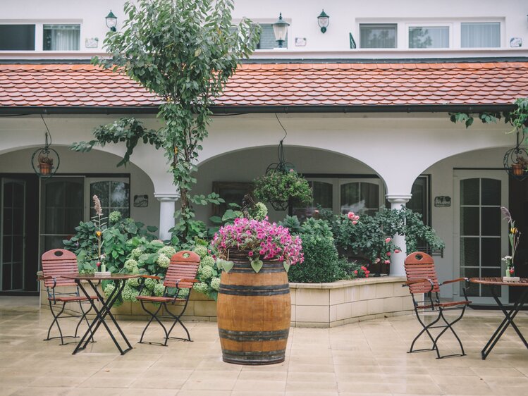Blick auf den Innenhof mit Stühlen und Tischen | © Urlaub am Bauernhof Burgenland / Julia Reiterics 