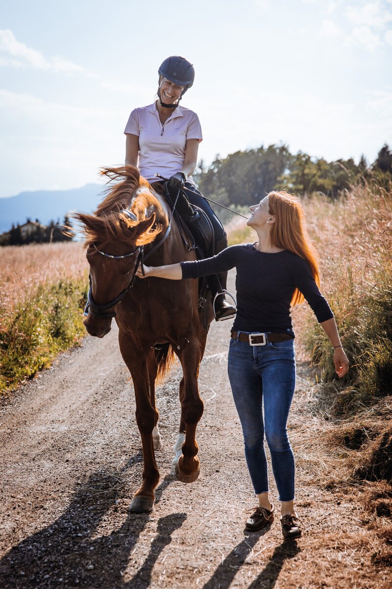 Kathi führt Reiterin mit Pferd | © Urlaub am Bauernhof Kärnten/ Achim Mandler