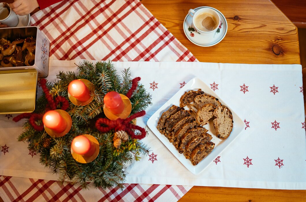 Apfelbrot und Adventkranz schön angerichtet am Tisch | © Daniel Gollner/ Urlaub am Bauernhof Kärnten