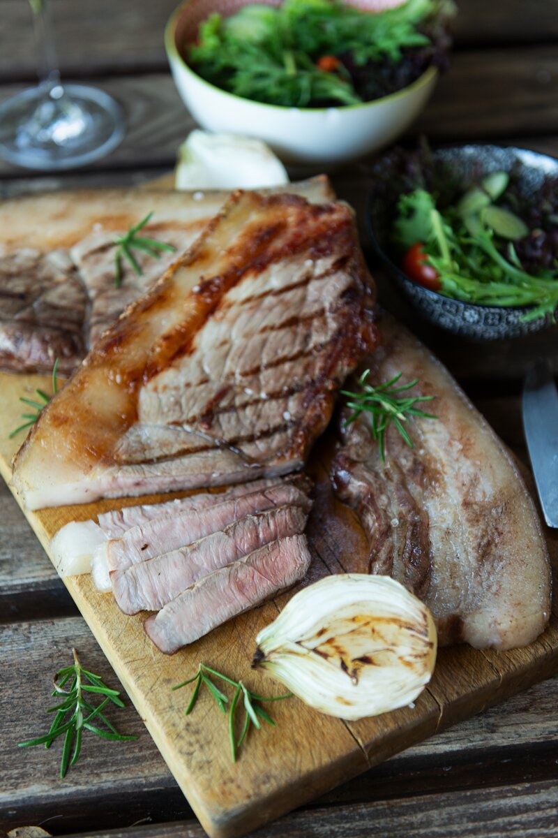 Schweinebraten auf Teller angerichtet | © Carletto Photography / Urlaub am Bauernhof Kärnten