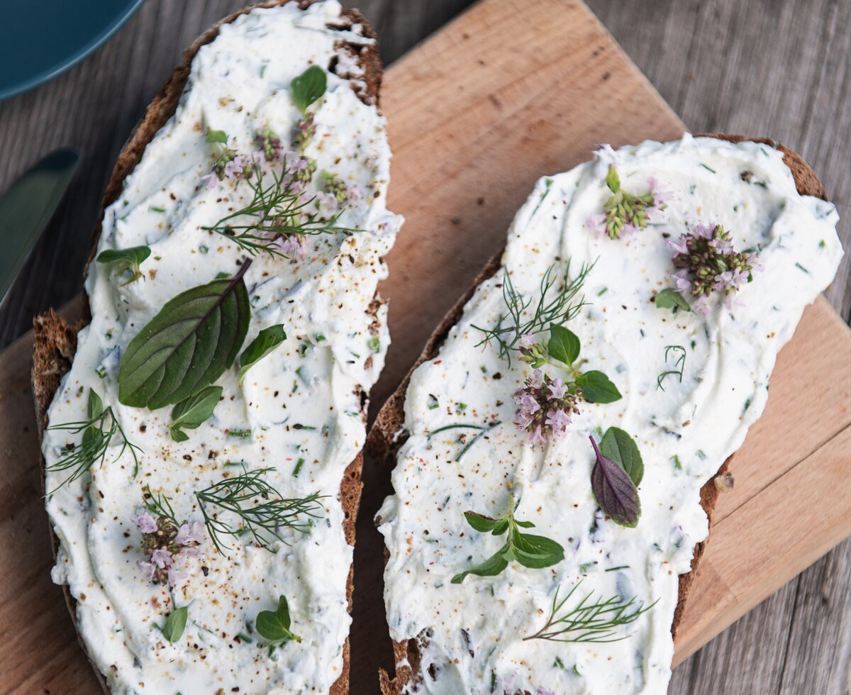 Belegtes Bauernbrot | © Carletto Photography / Urlaub am Bauernhof Kärnten Bauernbrot belegt mit Frischkäse und frischen Kräutern | © Carletto Photography / Urlaub am Bauernhof Kärnten
