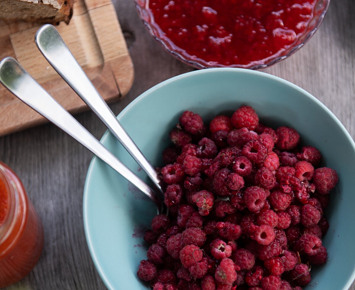 Frische Himbeeren und Himbeermarmelade | © Carletto Photography / Urlaub am Bauernhof Kärnten Frische Himbeeren und selbstgemachte Himbeermarmelade | © Carletto Photography / Urlaub am Bauernhof Kärnten