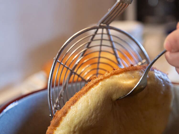 Stockplattn entstehen - Germteig wird frittiert in der Pfanne | © Carletto Photography / Urlaub am Bauernhof Kärnten