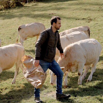 Thomas mit dem Futtersack bei den Kühen | © Daniel Gollner/ Urlaub am Bauernhof Kärnten