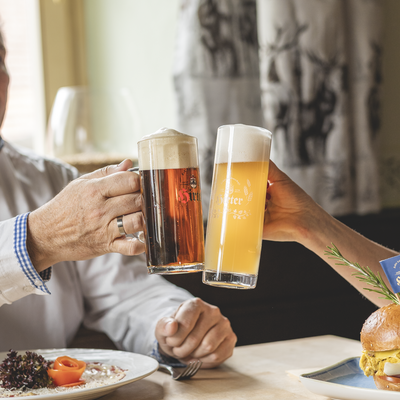 Anstoßen mit Hirter-Bier  | © Privatbrauerei Hirt