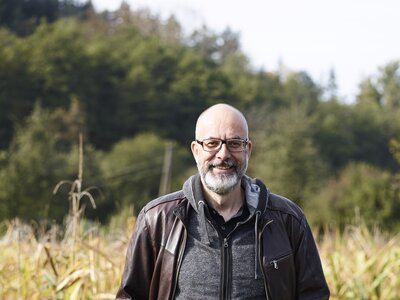 Robert Schabus vor dem Mais | © Johannes Puch