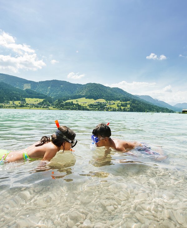 Kinder schnorcheln im Weissensee | © Edward Groeger