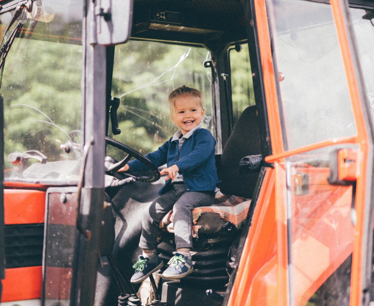 Kind am Traktor | © Urlaub am Bauernhof Kärnten / Daniel Gollner Kind sitzt am Traktor | © Urlaub am Bauernhof Kärnten / Daniel Gollner