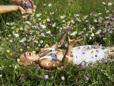 Frau liegt in der Wiese | © Urlaub am Bauernhof Kärnten / Eisenberger Frau liegt in der Blumenwiese | © Urlaub am Bauernhof Kärnten / Eisenberger