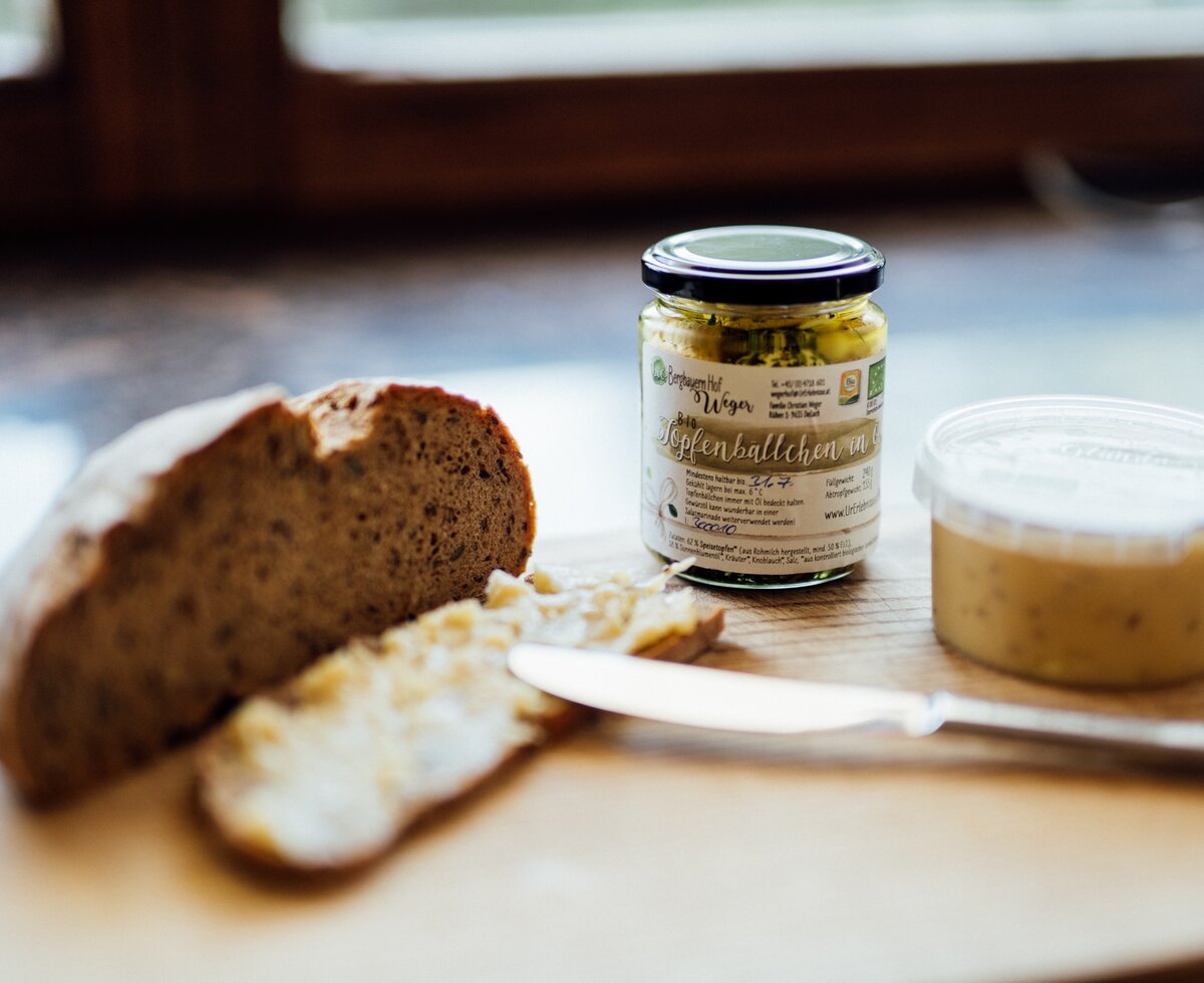 Brot mit Aufstrich auf Brett | © Urlaub am Bauernhof Kärnten / Daniel Gollner