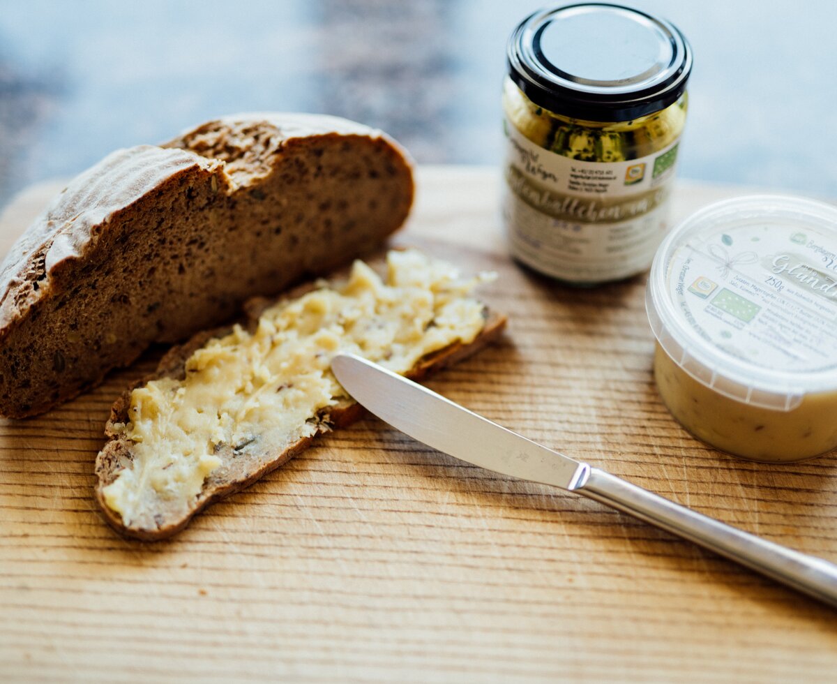 Brot mit Aufstrich auf Brett | © Urlaub am Bauernhof Kärnten / Daniel Gollner